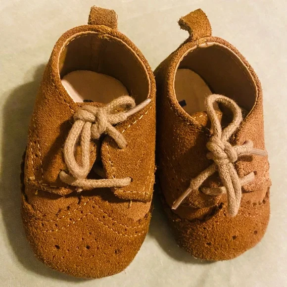 Adorable Baby Gap Brown Suede Brogue Shoes size 3-6 months. - Picture 2 of 5